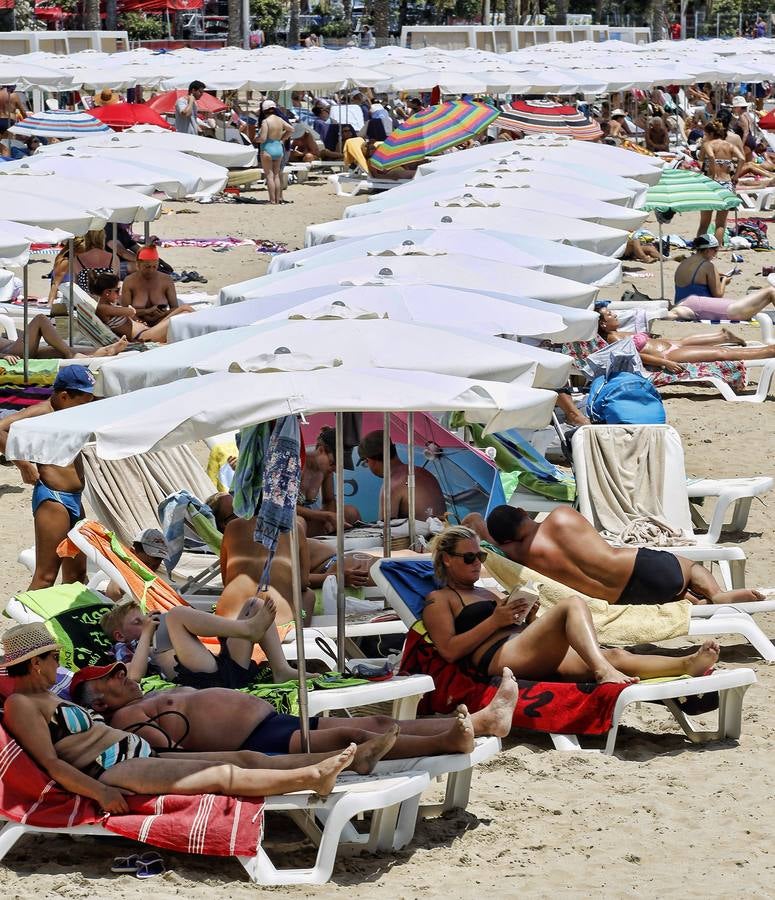 El Postiguet a reventar por las altas temperaturas