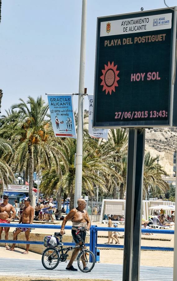 El Postiguet a reventar por las altas temperaturas