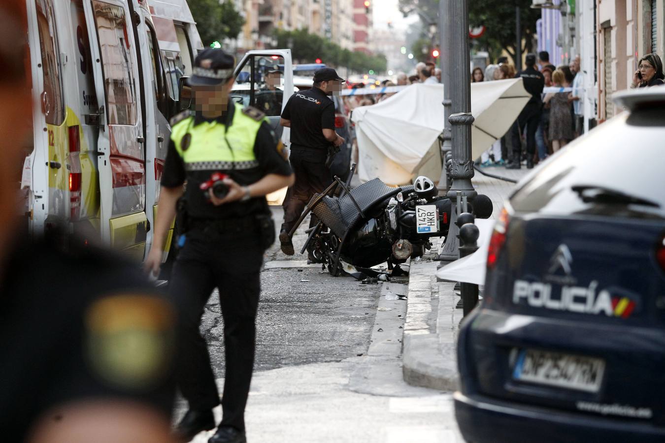 Las imágenes del accidente en una terraza de la avenida Burjassot