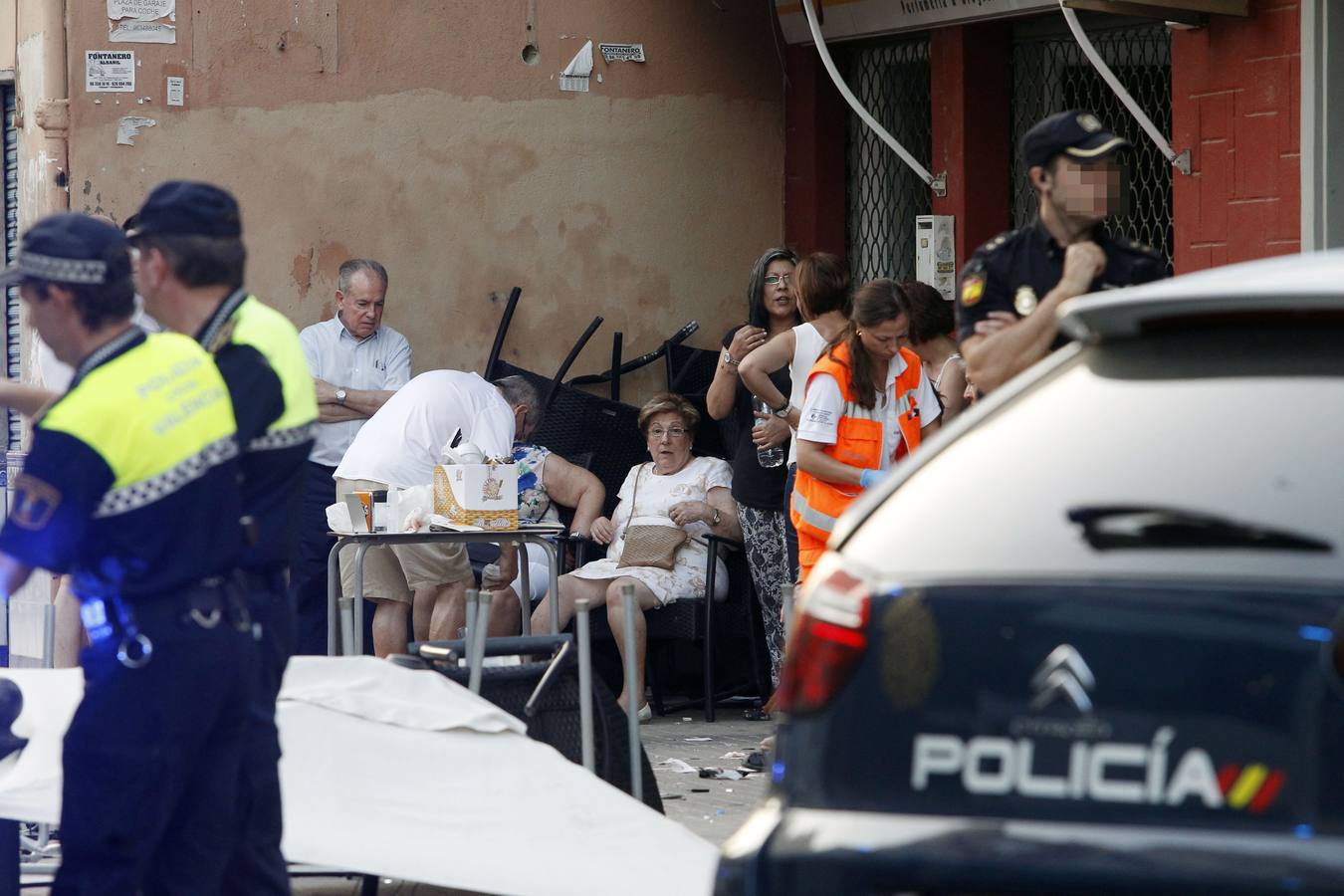 Las imágenes del accidente en una terraza de la avenida Burjassot