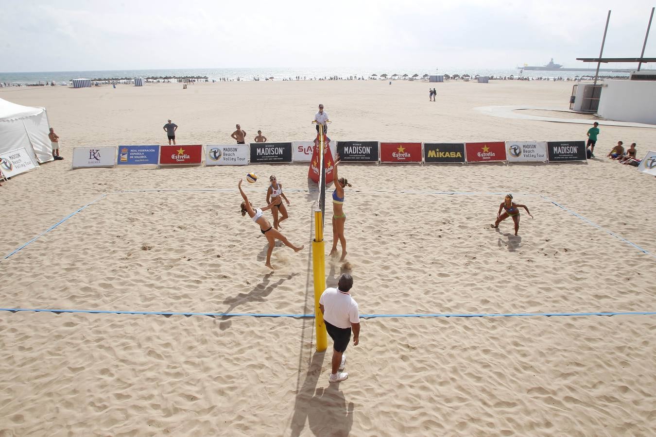 Campeonato de voley playa en la Malvarrosa