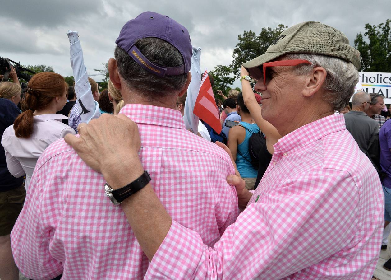 Dos hombres se abrazan fuera de la Corte Suprema de Justicia en Washington, DC, después de su histórica decisión sobre el matrimonio gay.