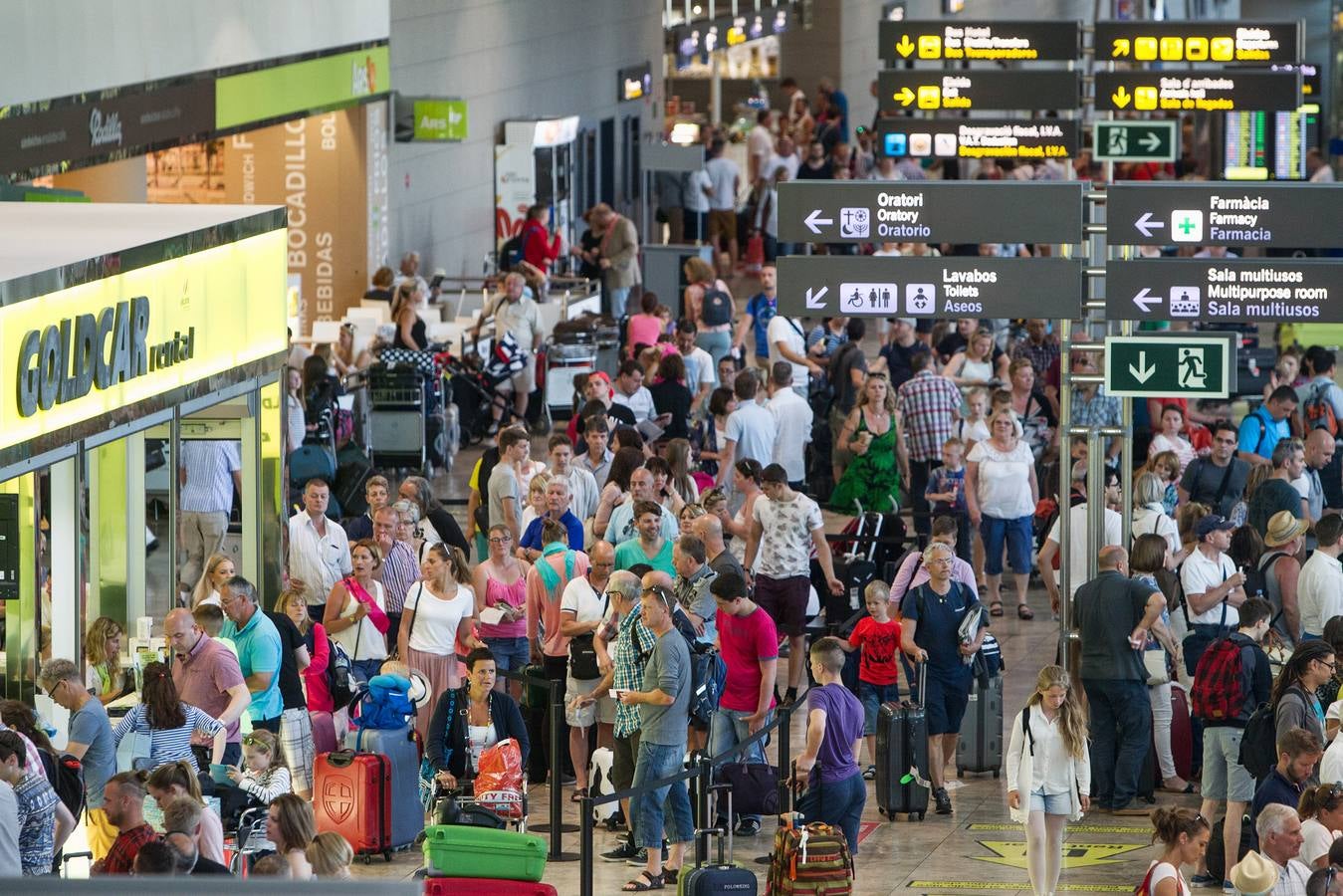 Aeropuerto de Alicante - Elche repleto de turistas