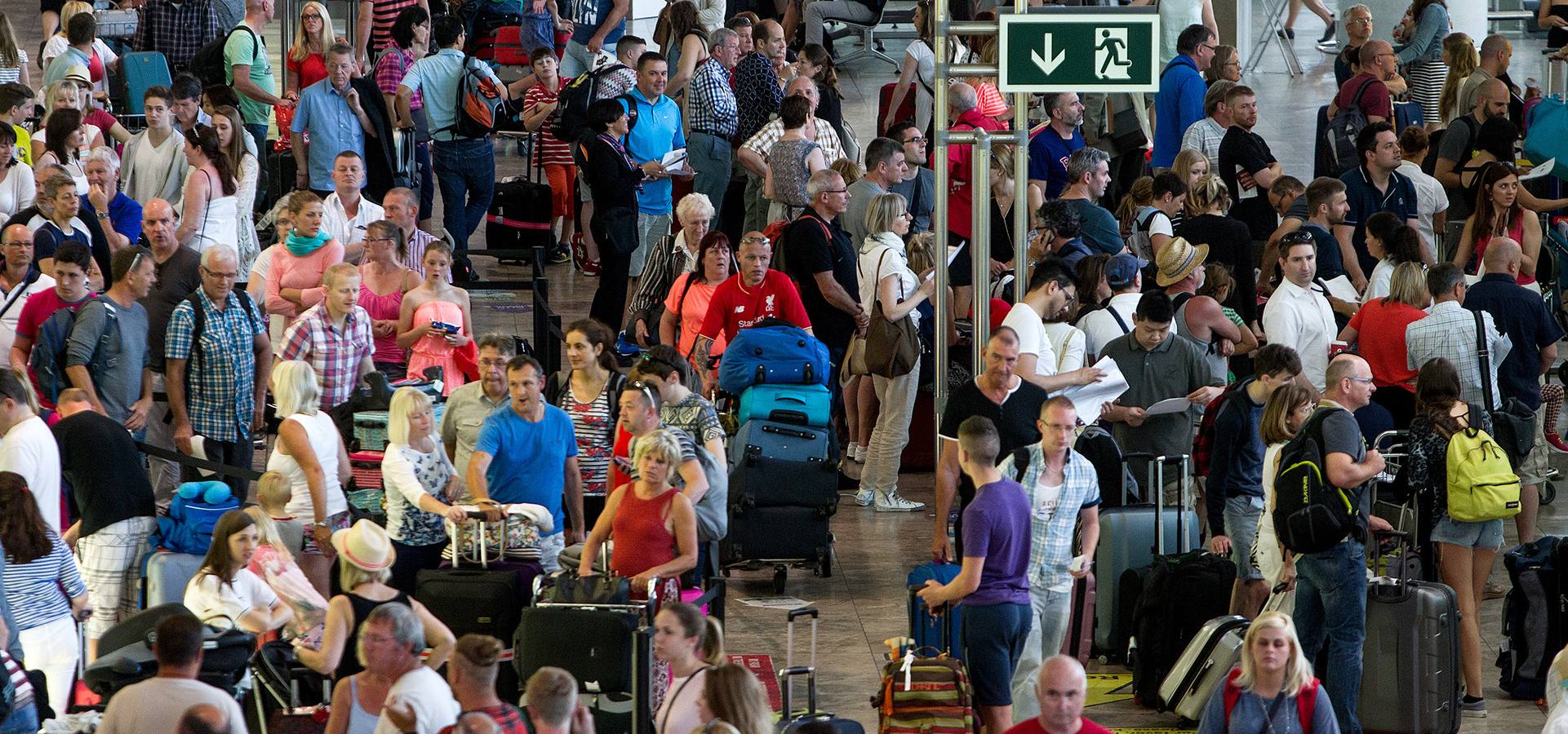 Aeropuerto de Alicante - Elche repleto de turistas