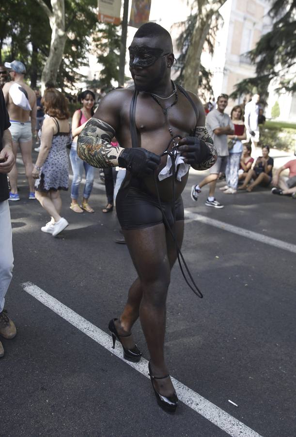 Un participante del tradicional desfile del Orgullo Gay.