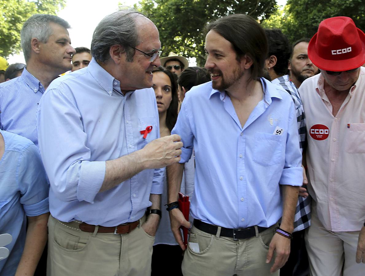 El portavoz socialista de la Asamblea de Madrid, Ángel Gabilondo (i), conversa con el secretario general de Podemos, Pablo Iglesias.