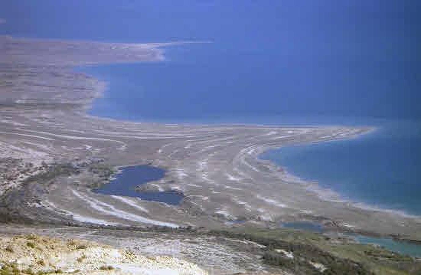 Desembocadura del río Jordán en el Mar Muerto, entre Israel, Cisjordania y Jordania.. 