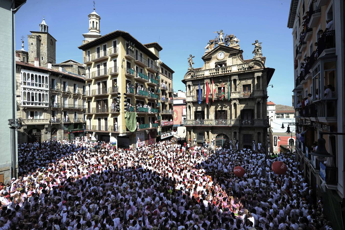 Miles de asistentes abarrotan la Plaza Consistorial de Pamplona a la espera del tradicional chupinazo.