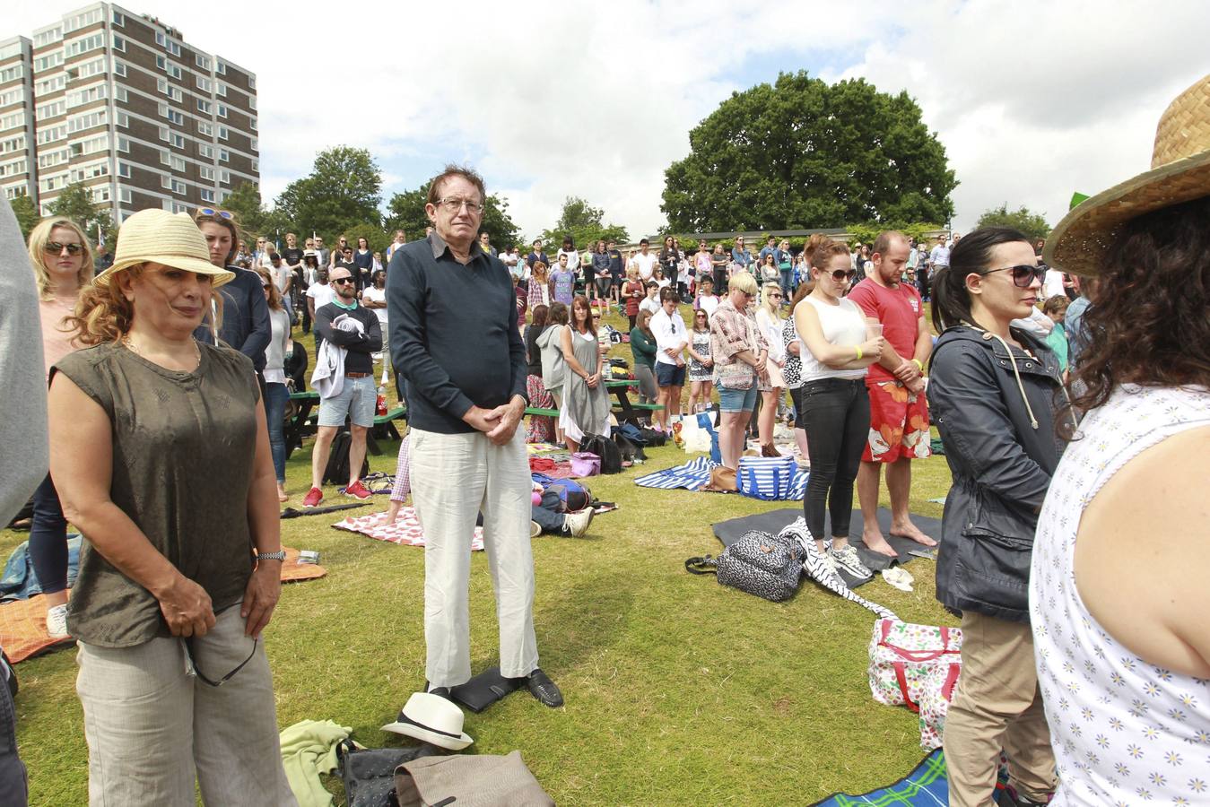 Público del torneo de Wimbledon guarda un minuto de silencio a las víctimas.