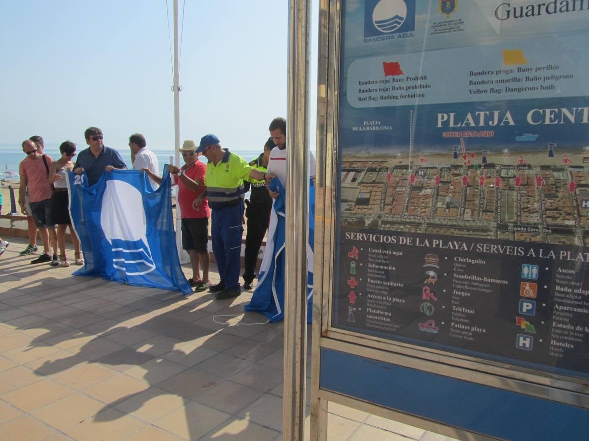 Guardamar instalan las banderas azules en la playa