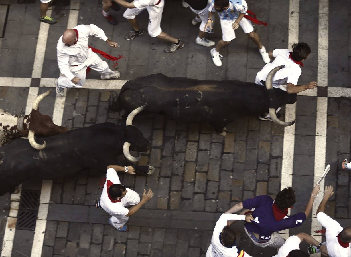 Un toro adelantado siembra el peligro en el tercer encierro