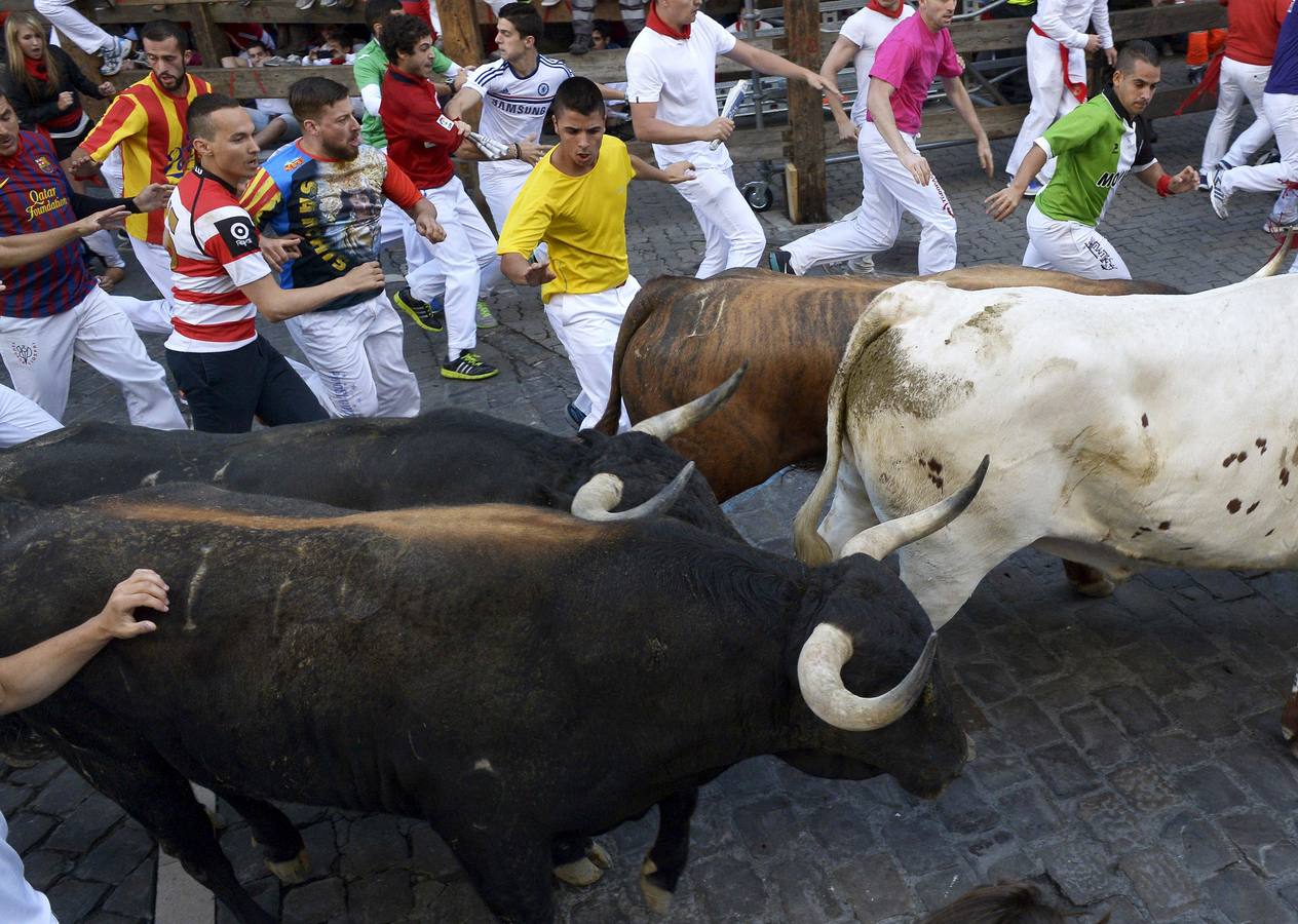 Un toro adelantado siembra el peligro en el tercer encierro