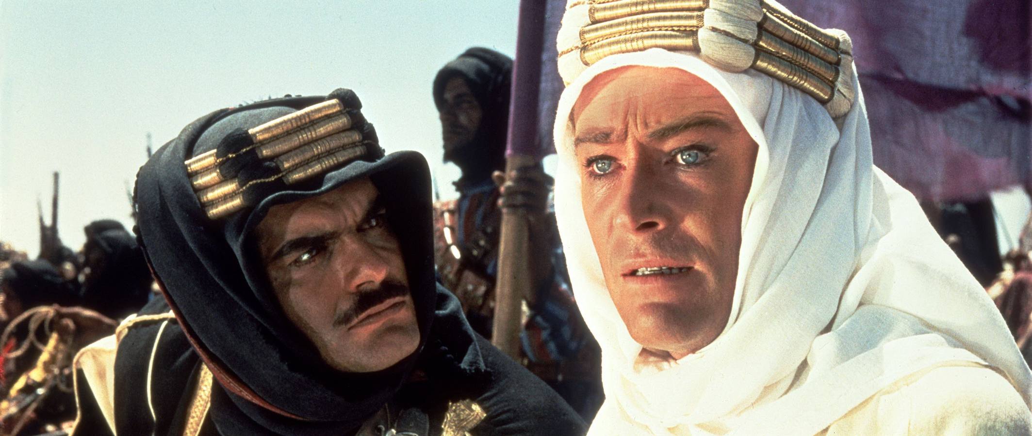 Peter O'Toole (d) y Omar Sharif (i) en una escena de la película 'Lawrence de Arabia'.