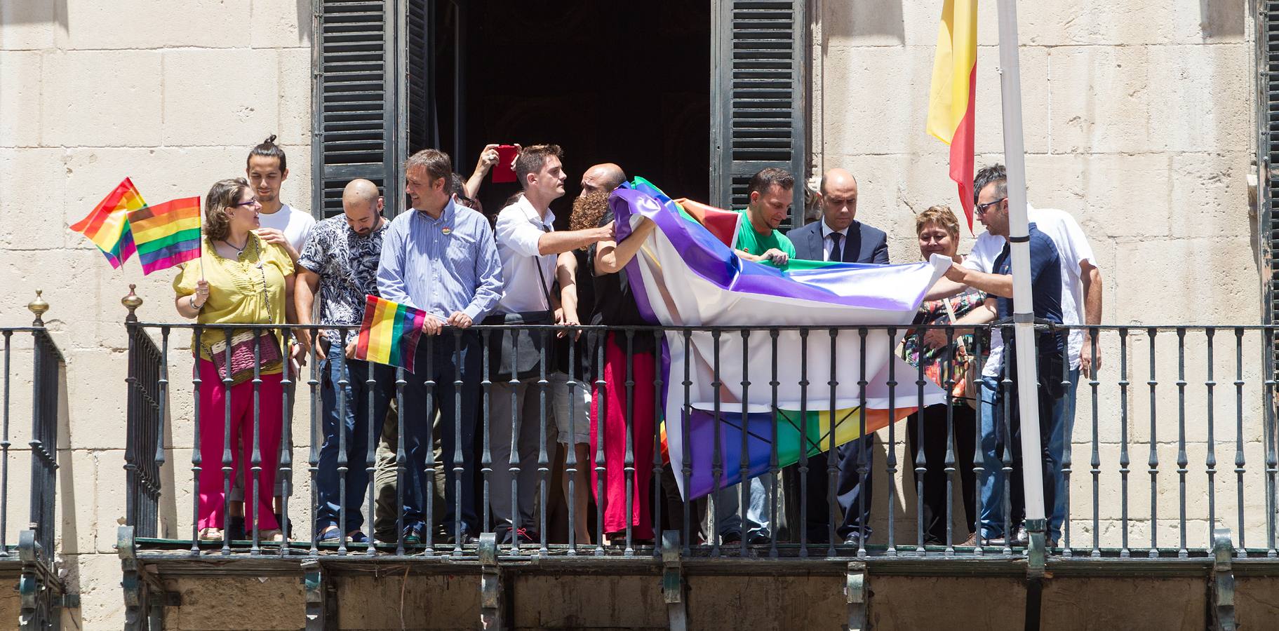 Alicante despliega tres banderas arcoiris en favor de la igualdad