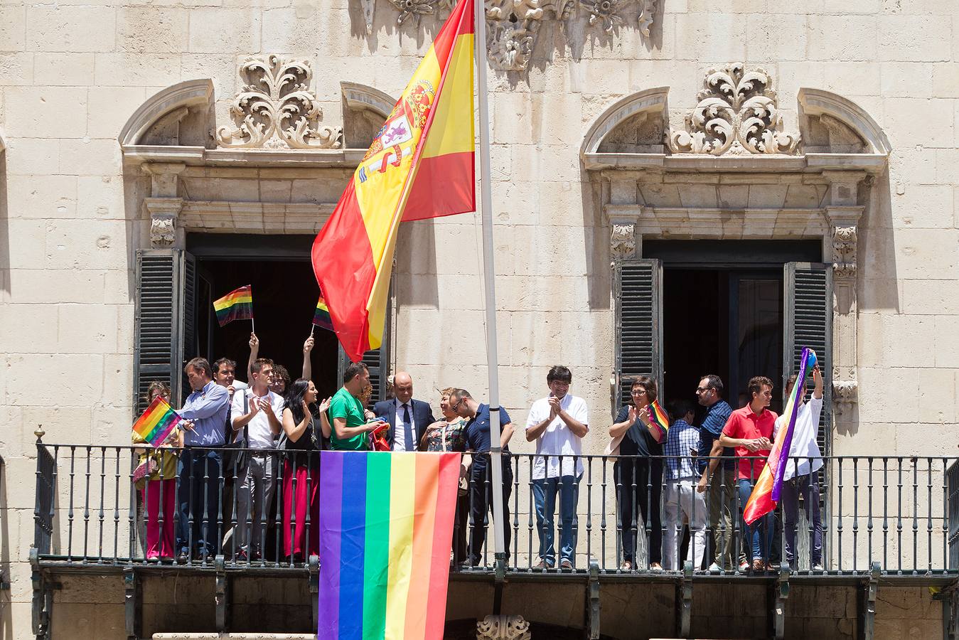 Alicante despliega tres banderas arcoiris en favor de la igualdad