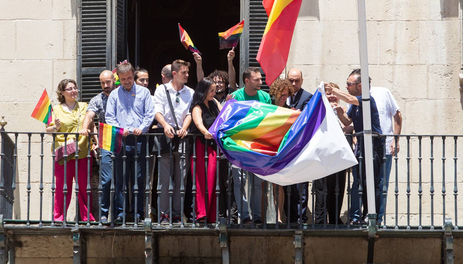 Alicante despliega tres banderas arcoiris en favor de la igualdad