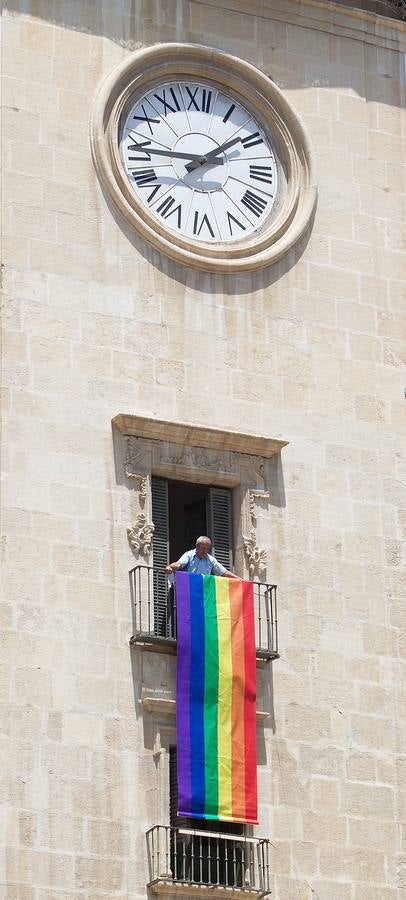 Alicante despliega tres banderas arcoiris en favor de la igualdad