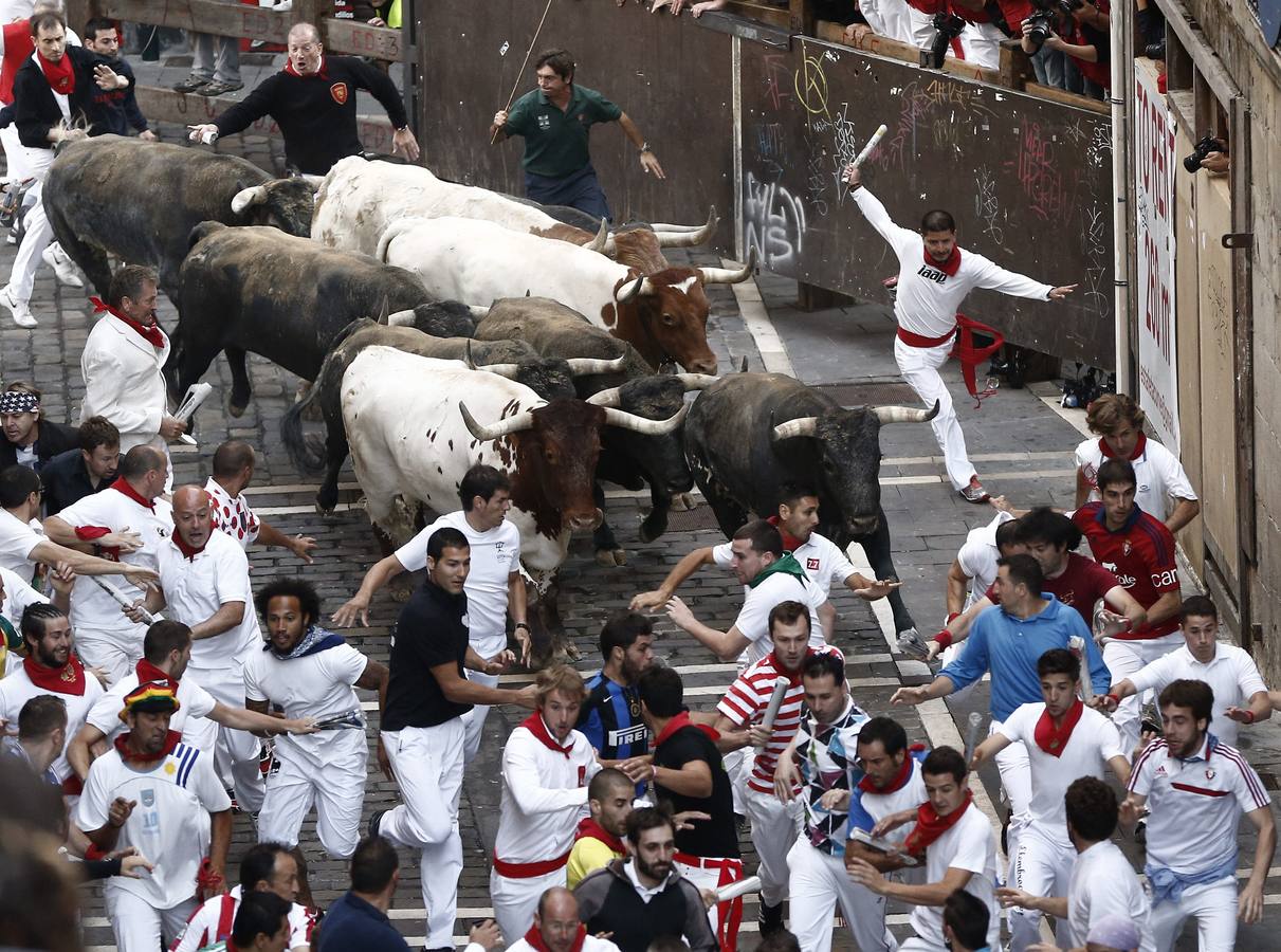 Los toros se avalanzan sobre los participantes.