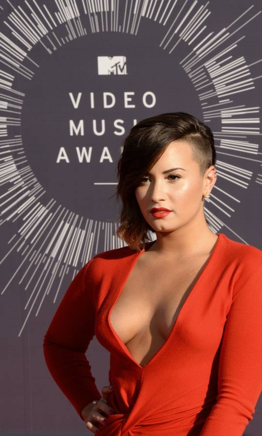 Demi Lovato. Acortó su primer nombre, Demetria Devonne Lovato. Mucho menos glamuroso que llamarse Demi.