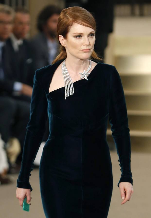 Julianne Moore. La actriz decidió juntar sus dos primeros nombres y anteponerlos al apellido de su padre. Su nombre real es Julie Ann Smith.