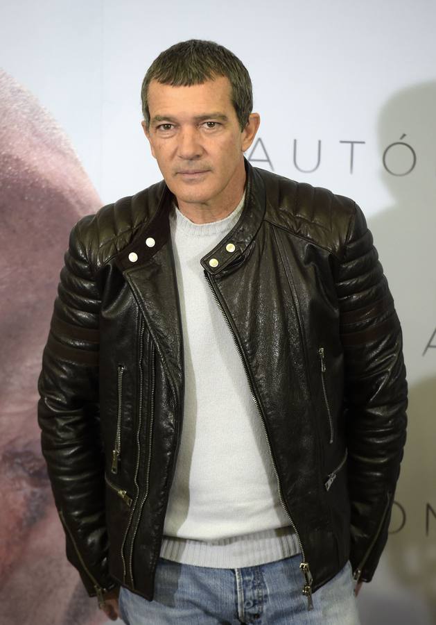 Antonio Banderas. Uno de nuestros guapos más internacionales decidió acortar su nombre. En realidad, Antonio Banderas responde a José Antonio Domínguez Bandera.