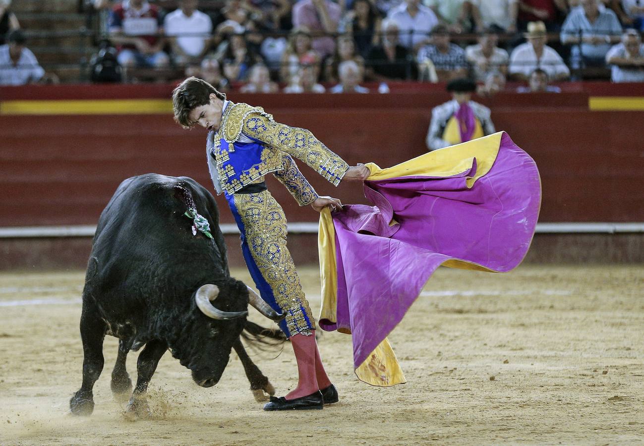 Cristian Climent. Durante su faena de capote a "Macizo", de la ganadería El Ventorillo, el quinto de la noche al que cortó una oreja.