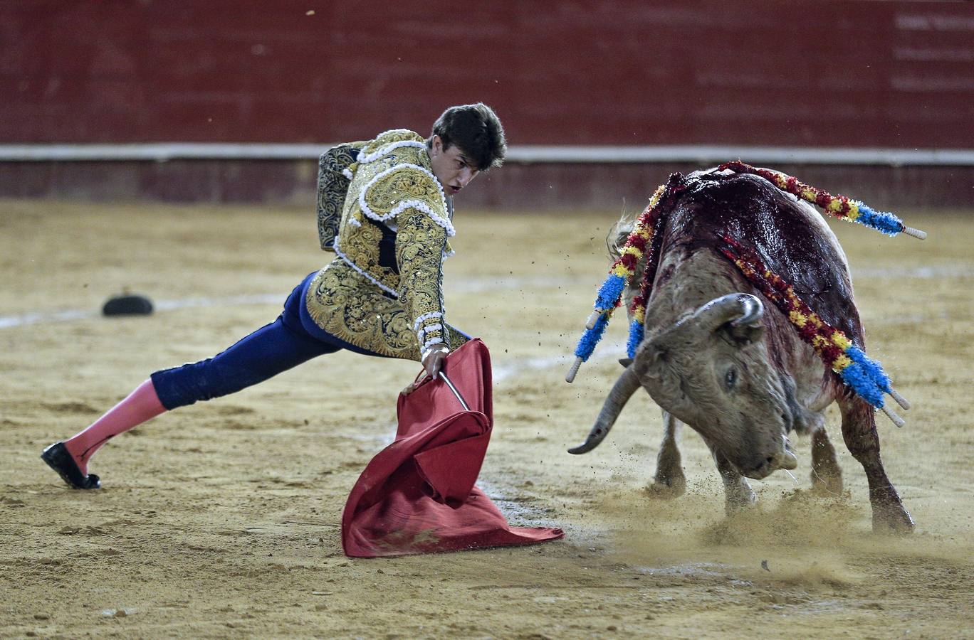 Jonathan Varea. Durante su faena con la muleta a "Carcelero", de la ganadería el Ventorillo, el sexto de la noche.