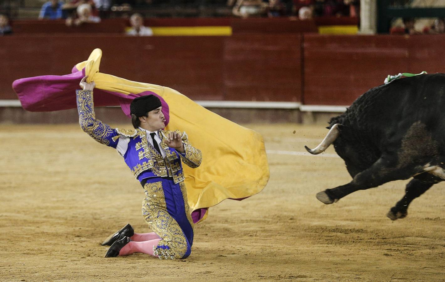 Cristian Climent. Recibe en portagayola al quinto de la tarde, al que cortó una oreja, durante la novillada con picadores de la Feria de Julio celebrada ayer en la plaza de toros de Valencia.