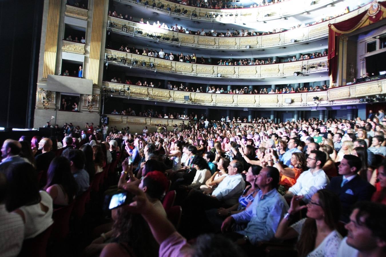 La &#039;locura de amor&#039; de Juanes pone en pie al Teatro Real