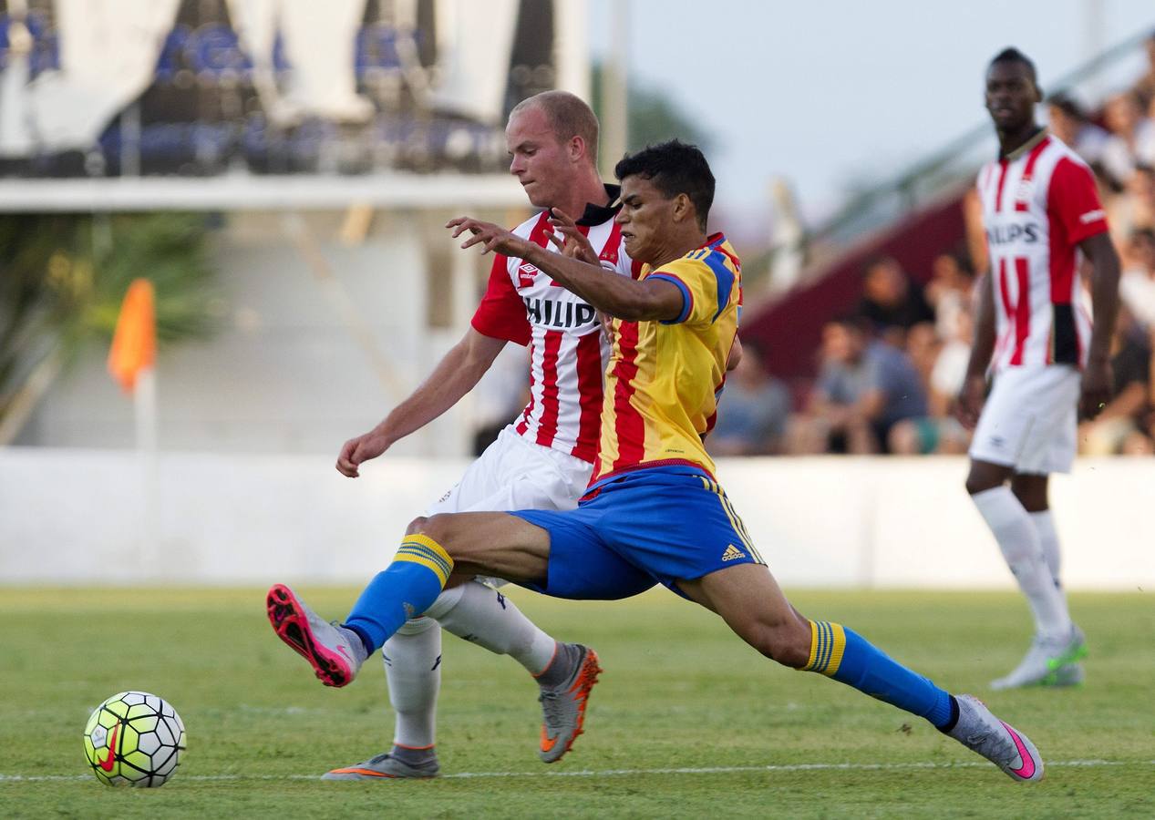 La victoria del Valencia en Alzira frente al PSV, en imágenes