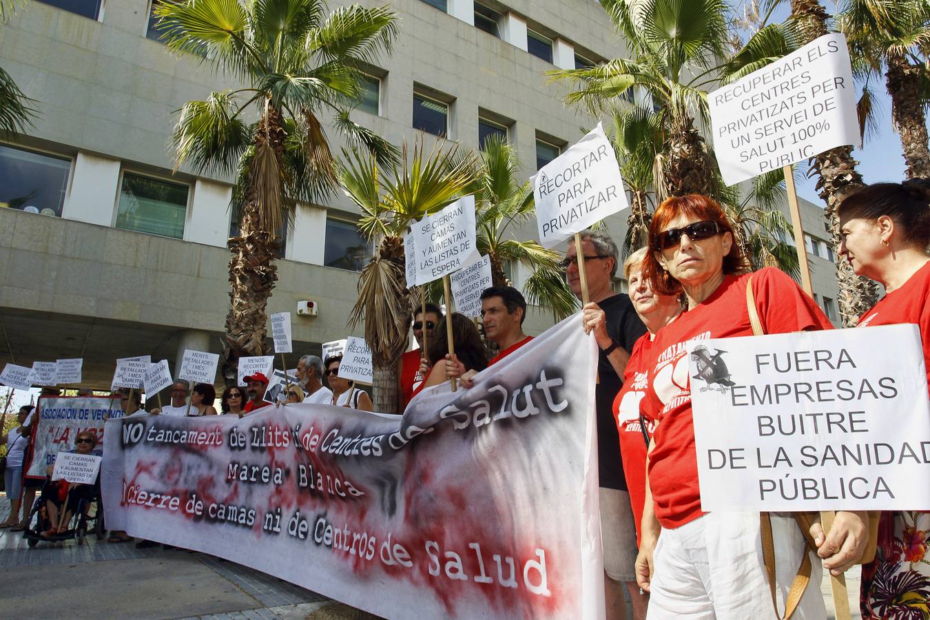 Concentración en unión con la marea blanca de Alicante