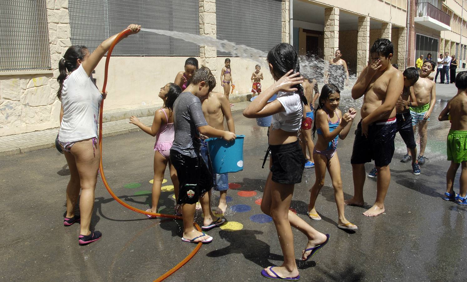 Carlos González visita la esuela de verano del colegio Toscar