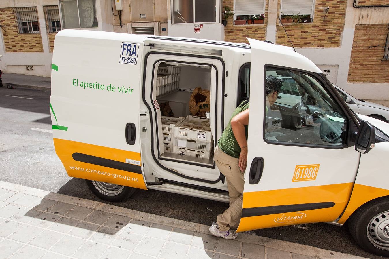 Reparto de comida por parte del Ayuntamiento a niños de familias sin recursos