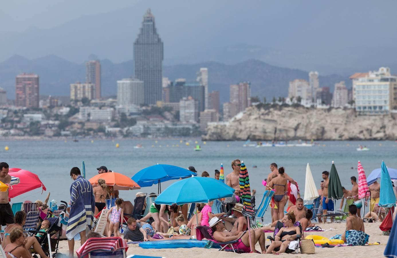 La playa de Benidorm, abarrotada