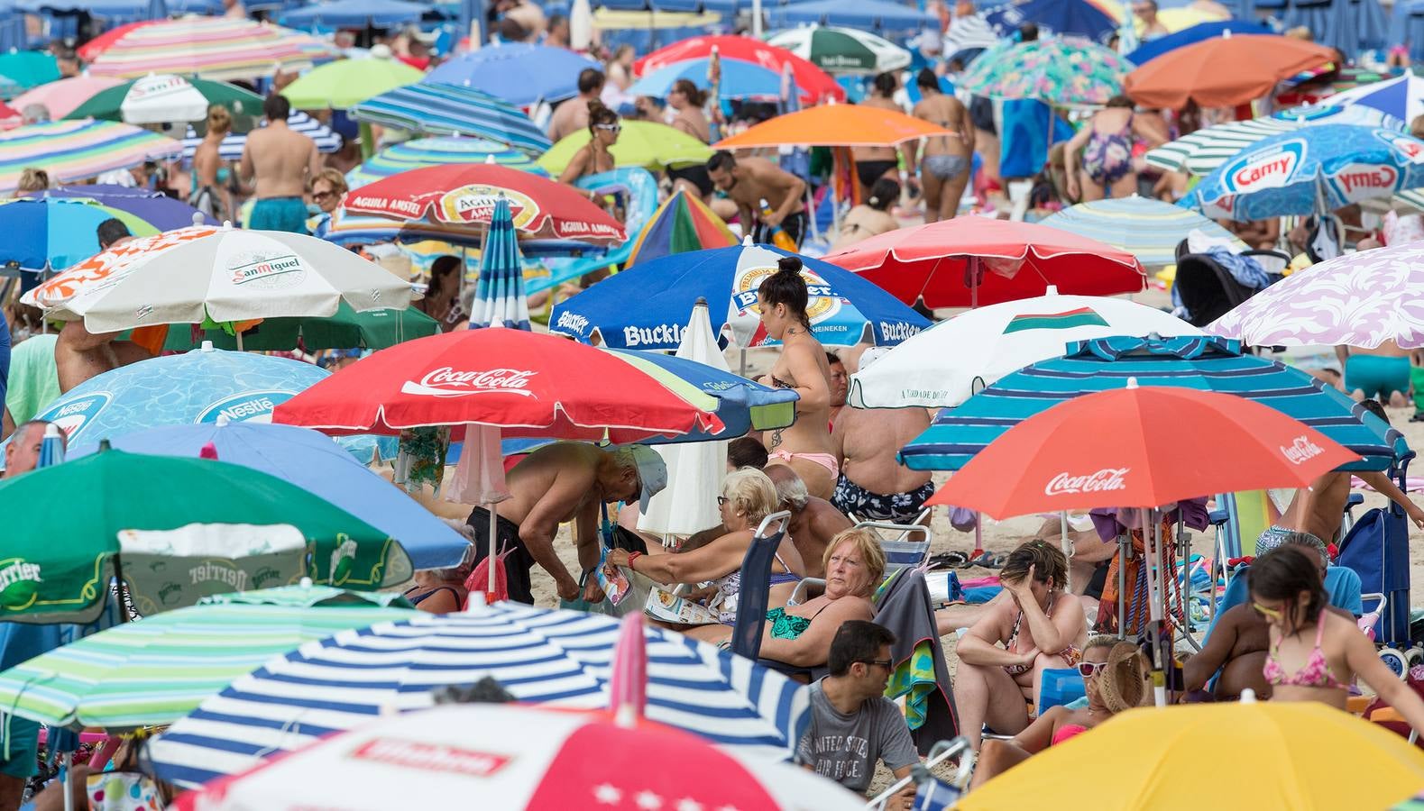 La playa de Benidorm, abarrotada