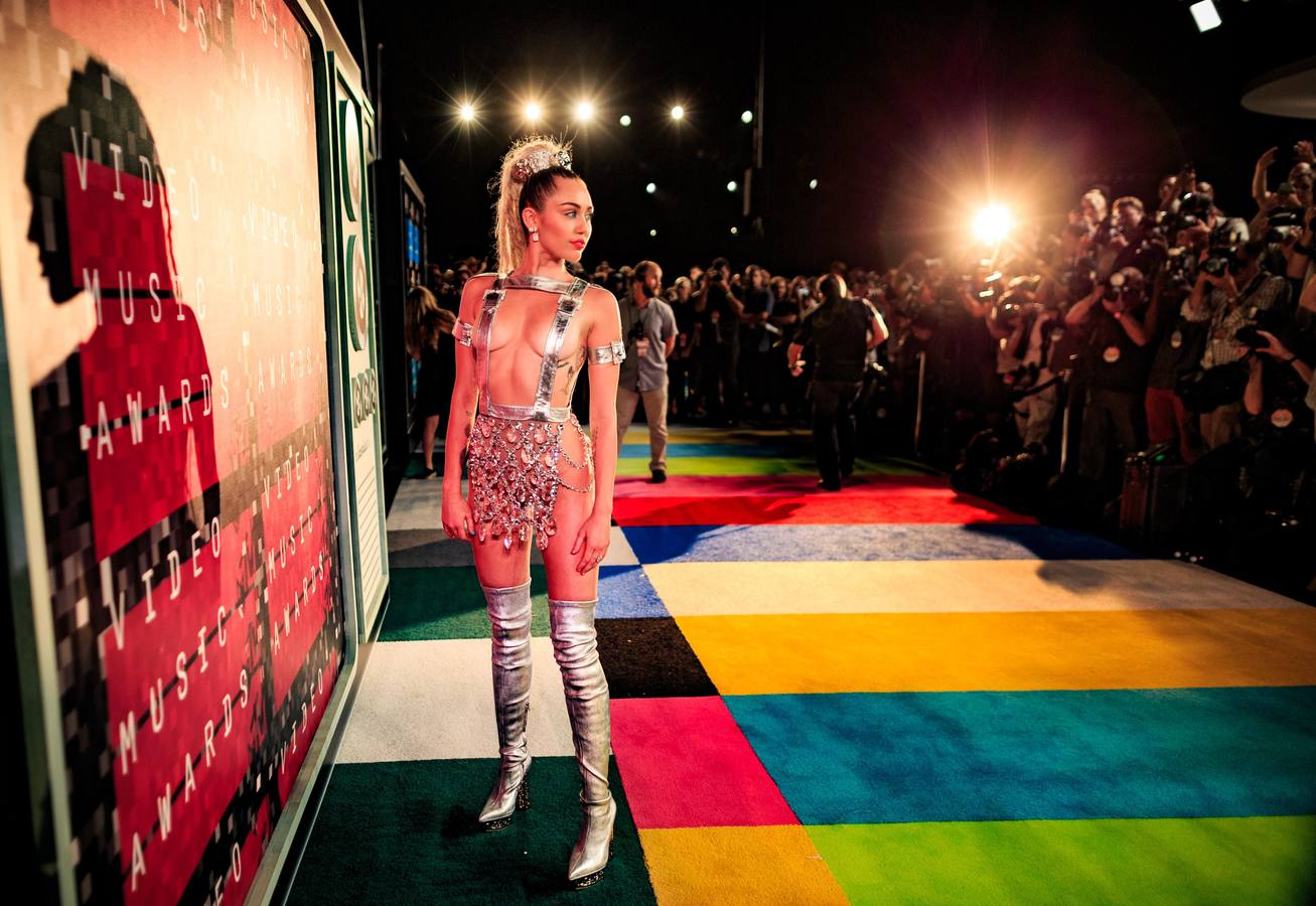 Los looks de los famosos en los premios MTV