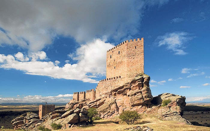 Castillo de Zafra, Guadalajara. Roquero. El propietario consagró su vida a reconstruirlo con sus manos y su dinero. Está encima de un peñasco.