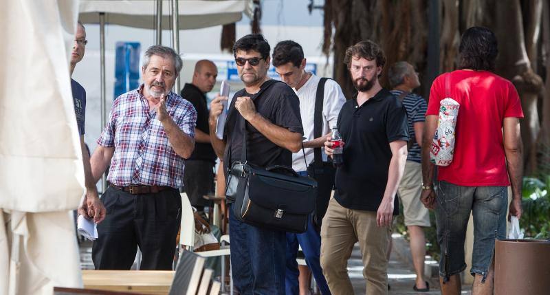 Miguel Ángel Pavón supervisa los veladores de la plaza Gabriel Miró