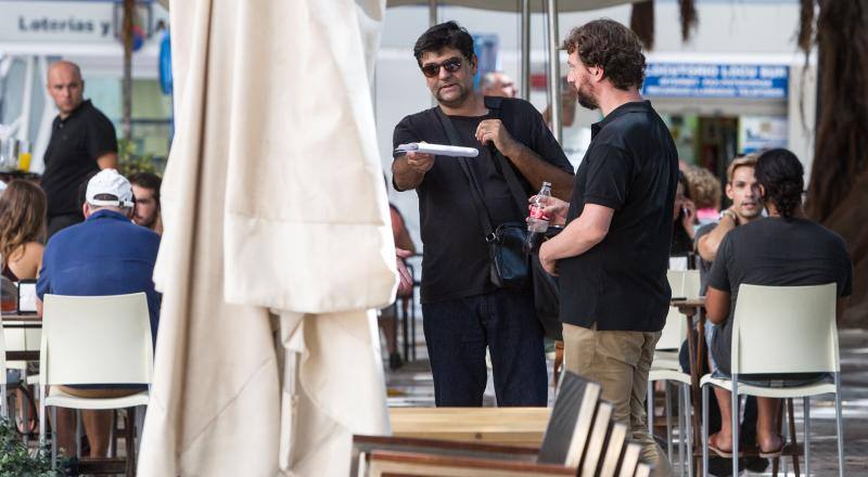 Miguel Ángel Pavón supervisa los veladores de la plaza Gabriel Miró