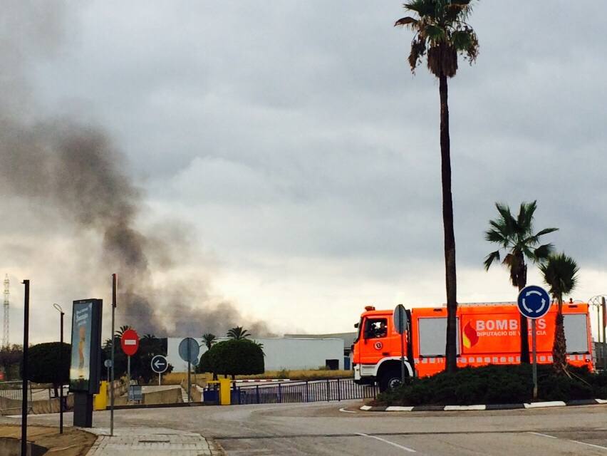 Incendio Industrial en la Pista de Ademuz, a la altura de Paterna