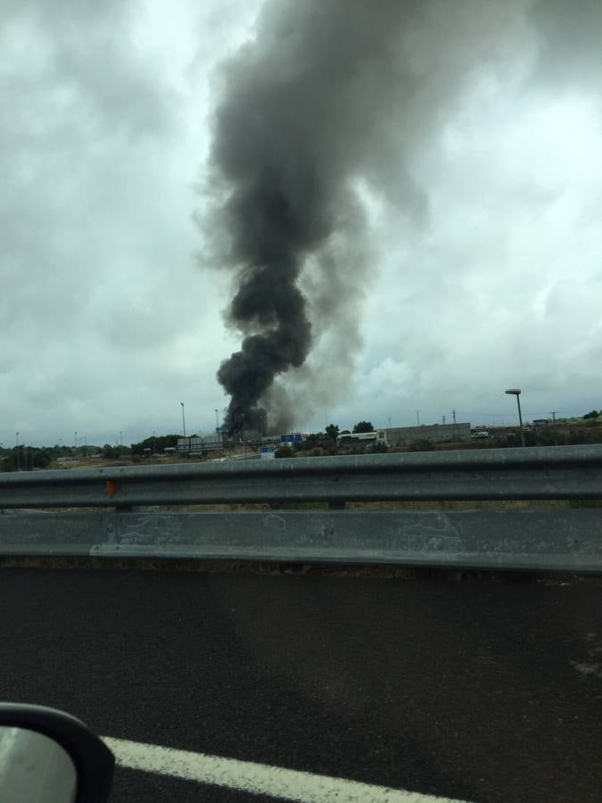 Incendio Industrial en la Pista de Ademuz, a la altura de Paterna