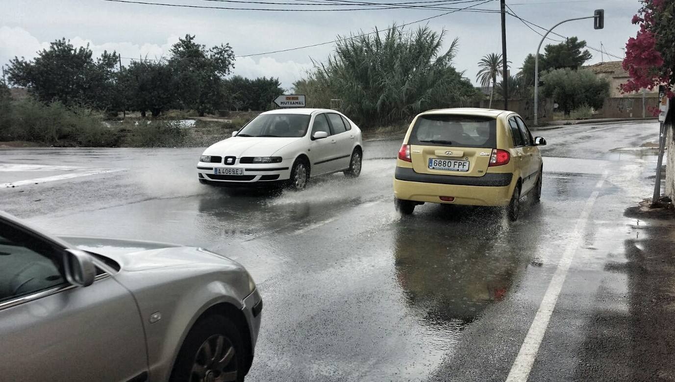 Una tromba agua anega garajes y sótanos y colapsa Alicante, San Juan, Mutxamel y Elche