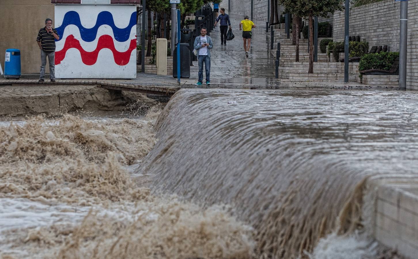 Una tromba agua anega garajes y sótanos y colapsa Alicante, San Juan, Mutxamel y Elche