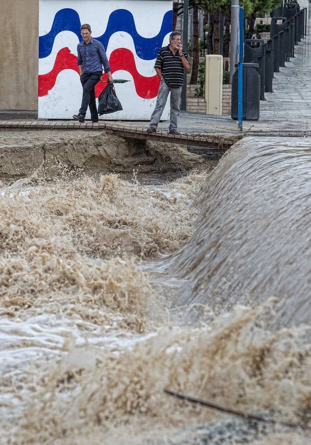 Una tromba agua anega garajes y sótanos y colapsa Alicante, San Juan, Mutxamel y Elche