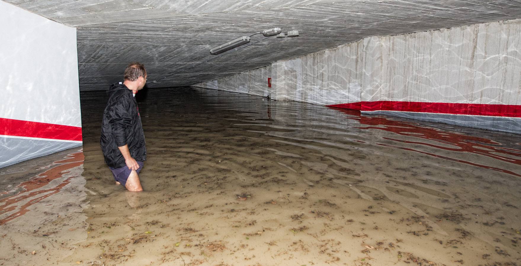 Una tromba agua anega garajes y sótanos y colapsa Alicante, San Juan, Mutxamel y Elche