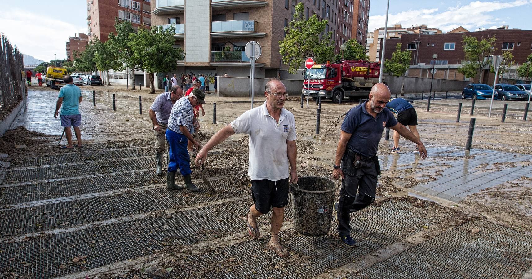 Una tromba agua anega garajes y sótanos y colapsa Alicante, San Juan, Mutxamel y Elche