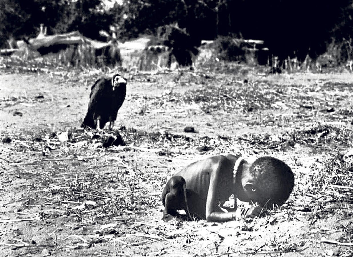 La hambruna de Sudán. La foto fue tomada eb 1993 por el reportero surafricano Kevin Carter en Sudán. Le valió el Pulitzer pero también muchas críticas por no haber ayudado al niño. El fotógrafo se suicidó un año más tarde.