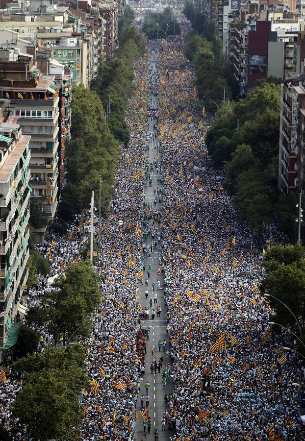 Vista general de la manifestación. Miles de personas esperan en la avenida Meridiana de Barcelona el comienzo de la Via Catalana, la gran manifestación por la Diada de Cataluña.