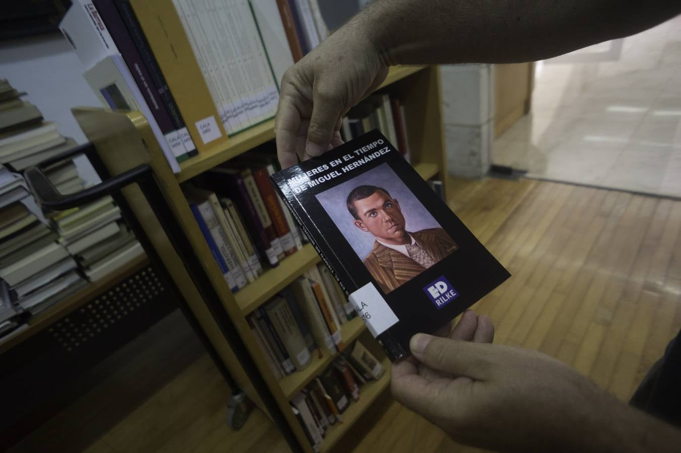 El director de la FMH cede cinco mil libros a la la biblioteca Fernando de Loaces