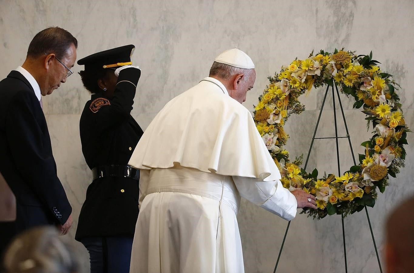 La histórica visita del Papa a las Naciones Unidas. El papa Francisco (centro) y el secretario de Naciones Unidas, Ban Ki Moon (izda), rinden tributo a los soldados de la ONU fallecidos en servicio.